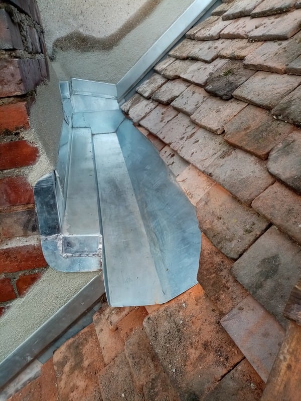 Détail de zinguerie, noue en zinc